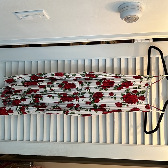 White and rose print romper with pockets - Picture 2 of 4